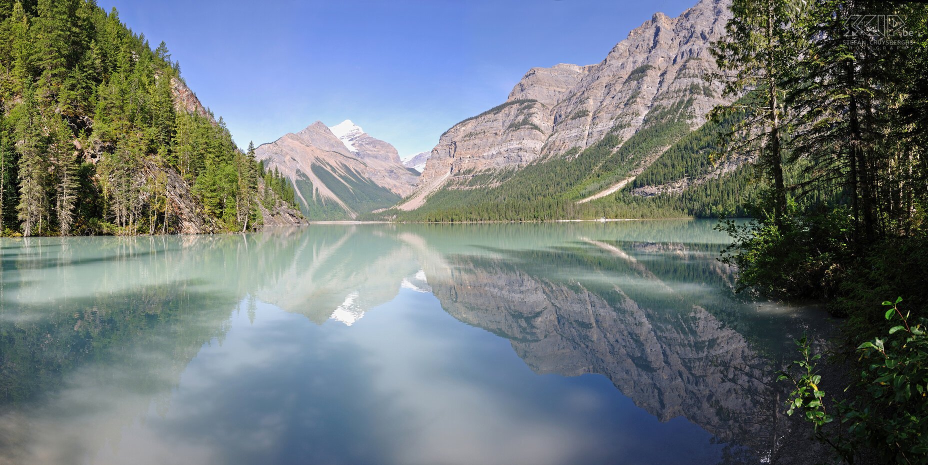 Mount Robson PP - Berg Lake Trail - Lake Kinney We tried to hike a large part of the beautiful 2-days Berg Lake Trail on one day The first kilometers are flat and from Kinney Lake (985m) the route starts to climb.  Stefan Cruysberghs